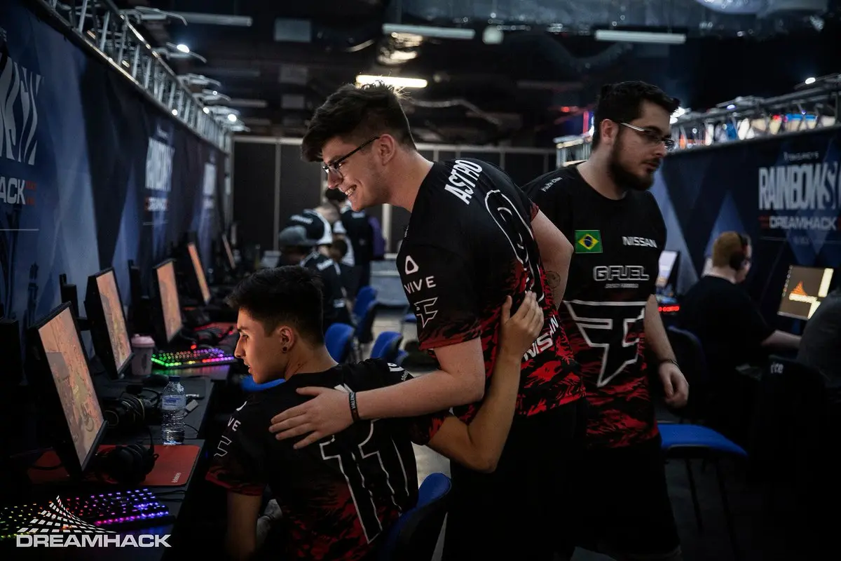 FaZe Clan termina em terceiro na DreamHack Valencia; Rogue fatura o titulo