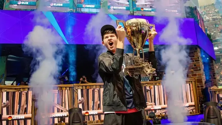 Campeão mundial de Fortnite, Bugha sofre Swatting, e tem sua casa invadida por policiais