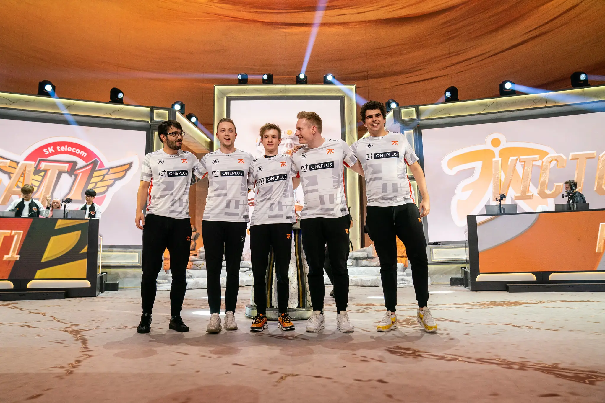 Fnatic faz historia e se garante nos playoffs; SKT confirma liderança