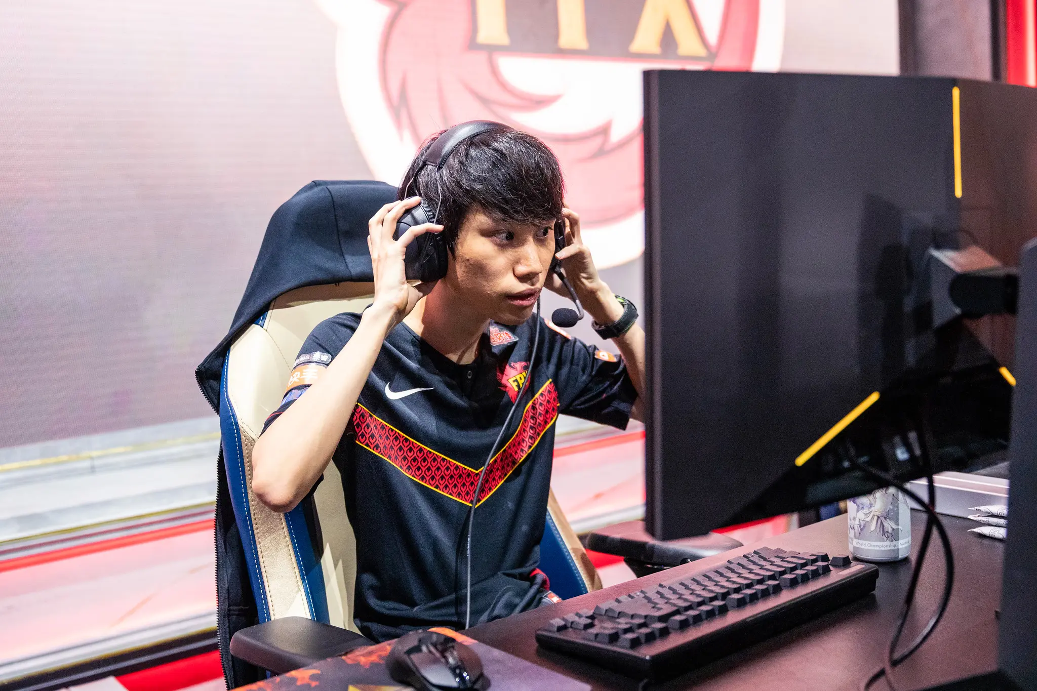 Invictus Gaming surpreende e avança para as semis; FPX vence Fnatic