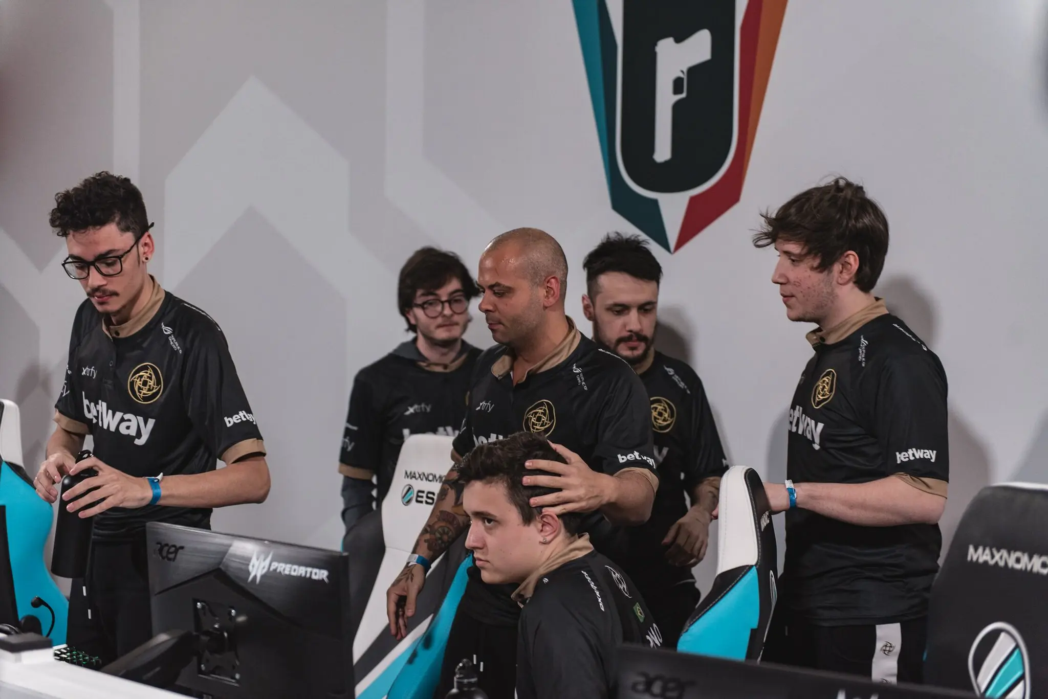 R6: FaZe é eliminada pela Fnatic; NiP é a primeira classificada para os playoffs