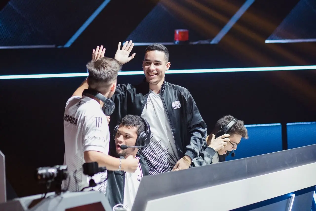 INTZ fecha o dia com dois booyah conquistados