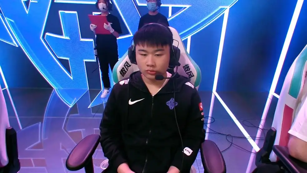 LoL: Wei da eStar Esports é multado por esquecer o smite durante uma partida da LPL