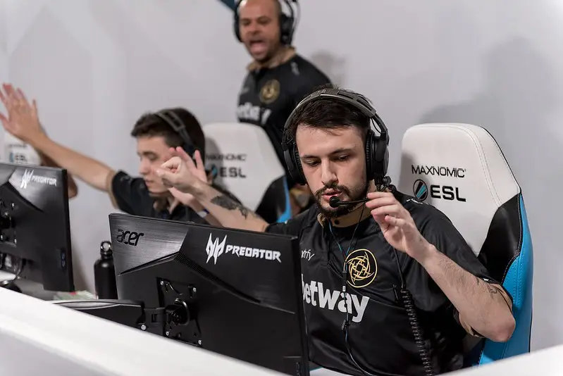 BR6: NiP e FaZe empatam no jogo da rodada; MIBR vence Black Dragons