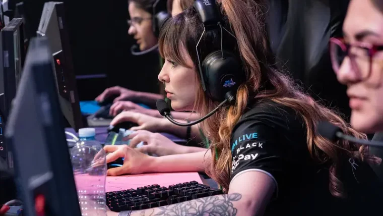 CS:GO: Showliana é anunciada na Dignitas como a sua nova quinta jogadora
