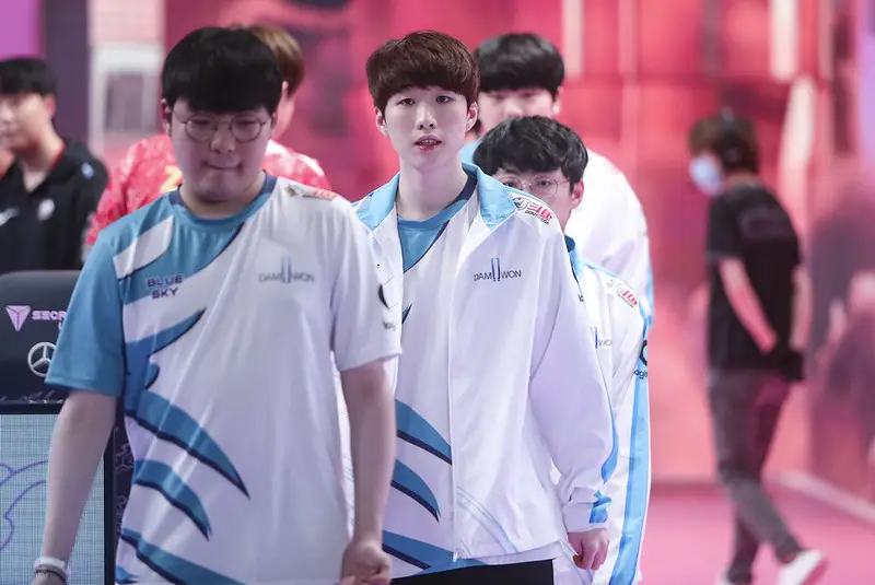 Worlds: DAWMON e Gen.G fecham o segundo dia com vitória; G2 vira sobre Suning
