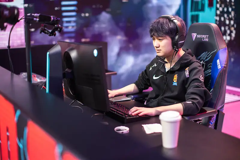 Worlds: Suning vira sobre JDG e vai para as semifinais