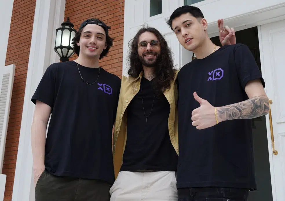 Xis contrata dois jogadores para elenco de Fortnite