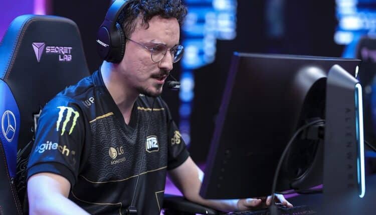 jogador aposentado de LoL