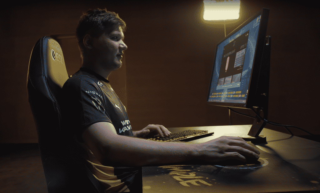 Oleksandr "s1mple" Kostyliev, jogador profissional de Counter-Strike, na frente do computador.