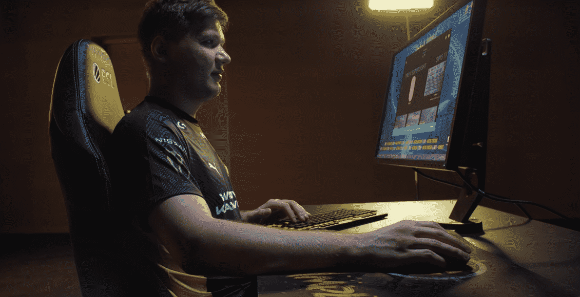 Oleksandr "s1mple" Kostyliev, jogador profissional de Counter-Strike, na frente do computador.