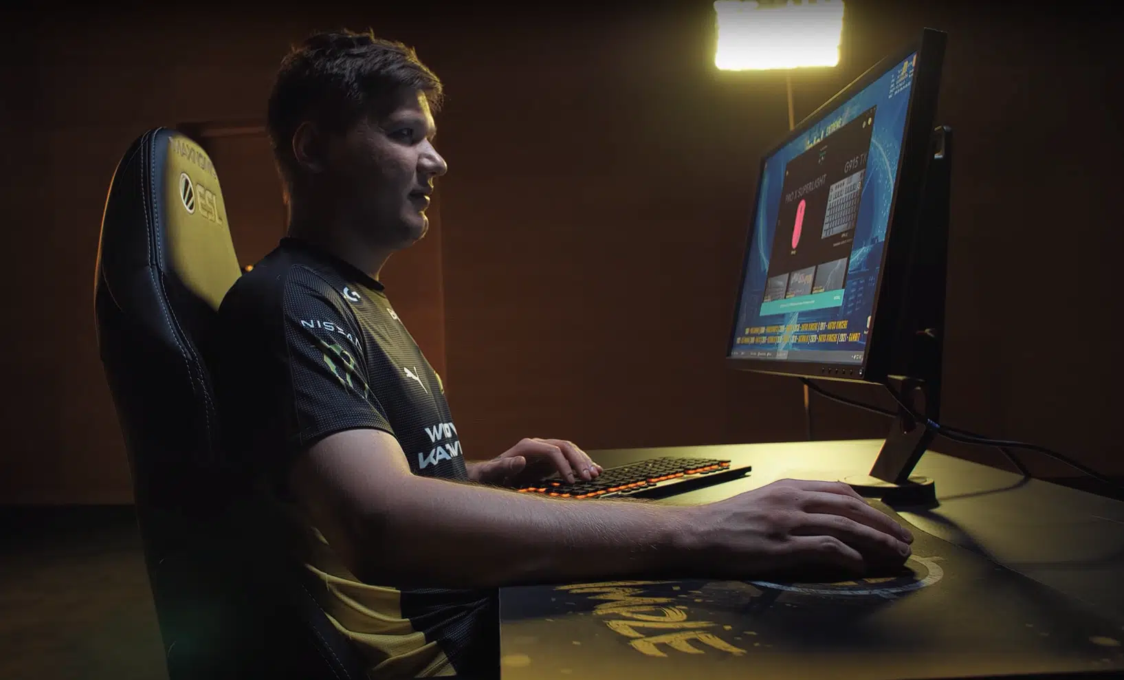 Oleksandr "s1mple" Kostyliev, jogador profissional de Counter-Strike, na frente do computador.