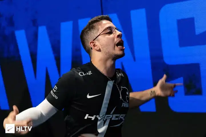 kscerato da FURIA em campeonato de pé com braços abertos