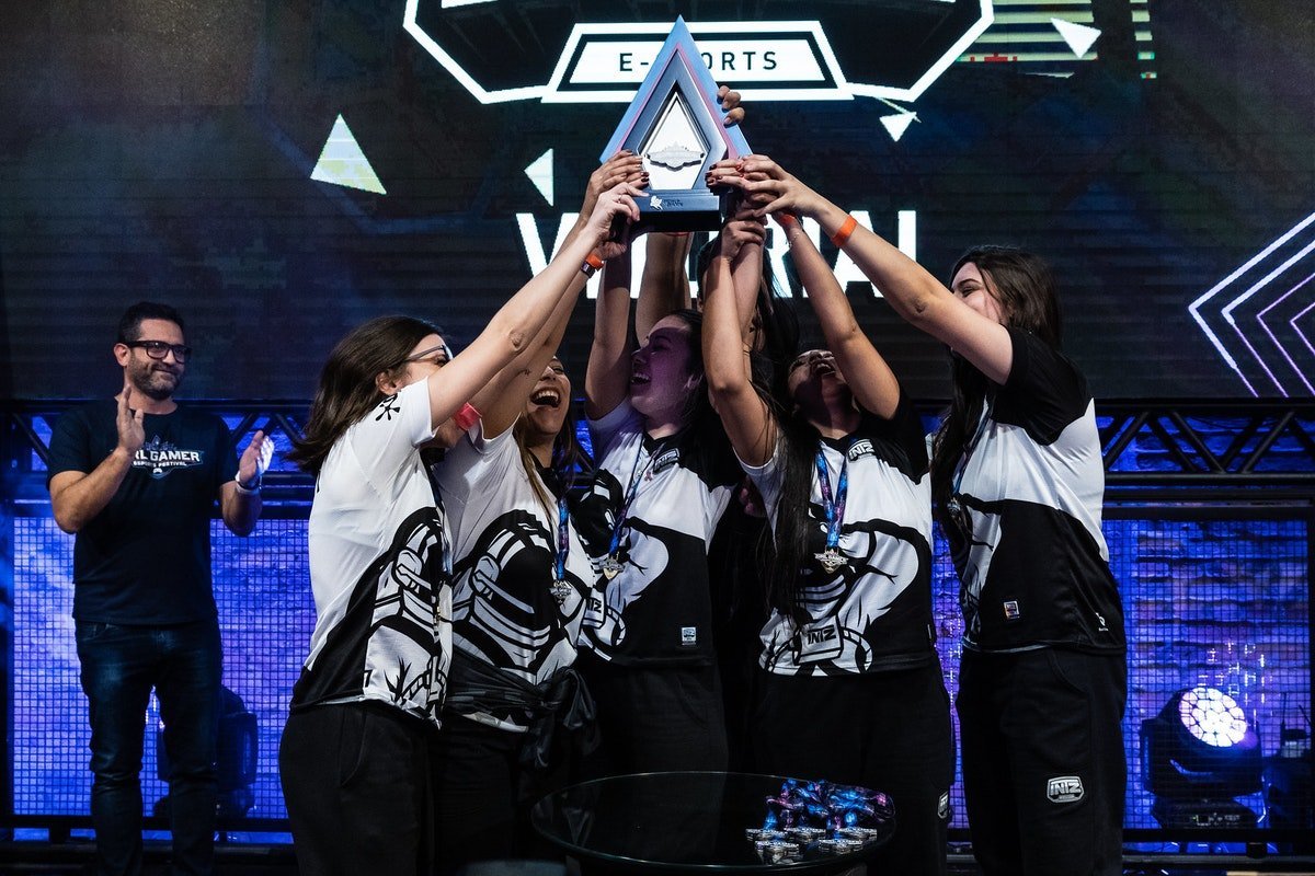 CS:GO: Com cenário feminino crescente, Brasil já passa de 10 LANs