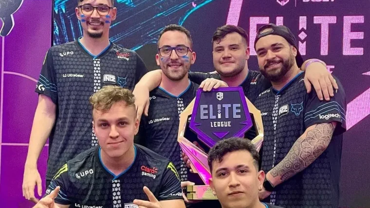Equipe de CS:GO com trofeu da CBCBR Elite League 2022