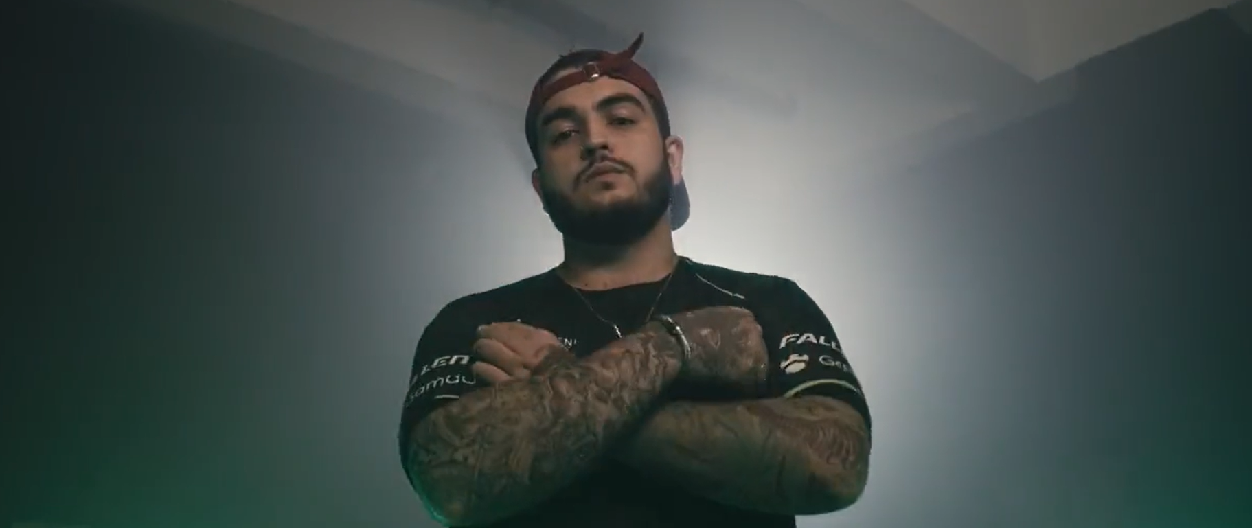 Jogador Chelo de braços cruzados, bone para trás e camisa da Imperial