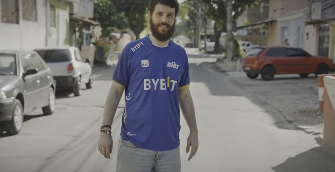 Humorista com camisa do MIBR