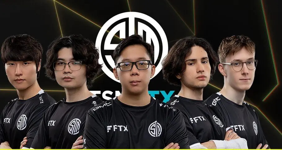 Jogadores da TSM de DotA 2 de braços cruzados