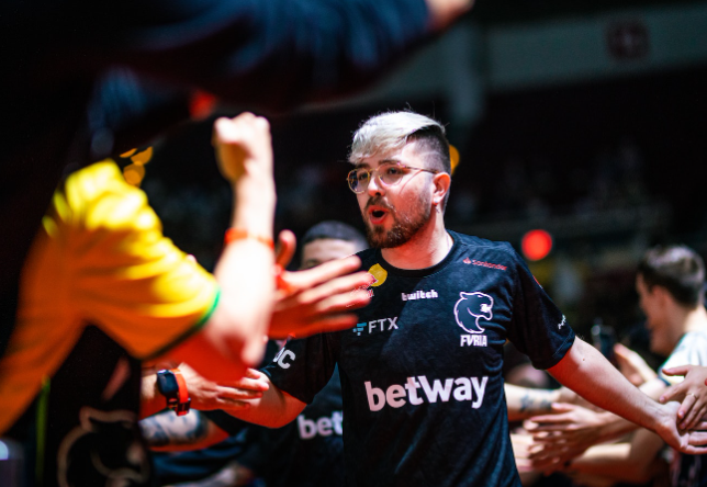 arT da FURIA comprimentando torcida