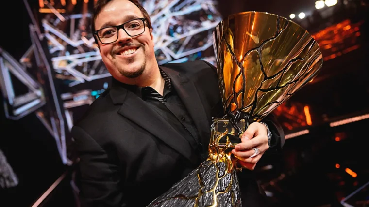 Treinador carregando troféu m