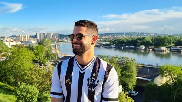 Torcedor da LOUD sorrindo e vestindo camisa do Atlético MG