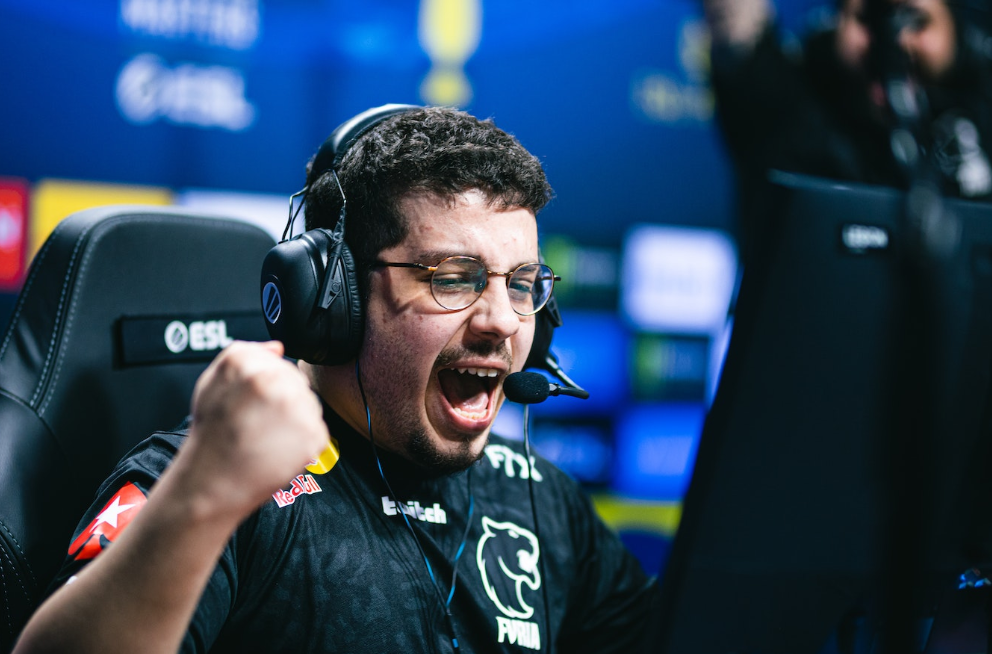 Em seu setup, KSCERATO comemora na ESL