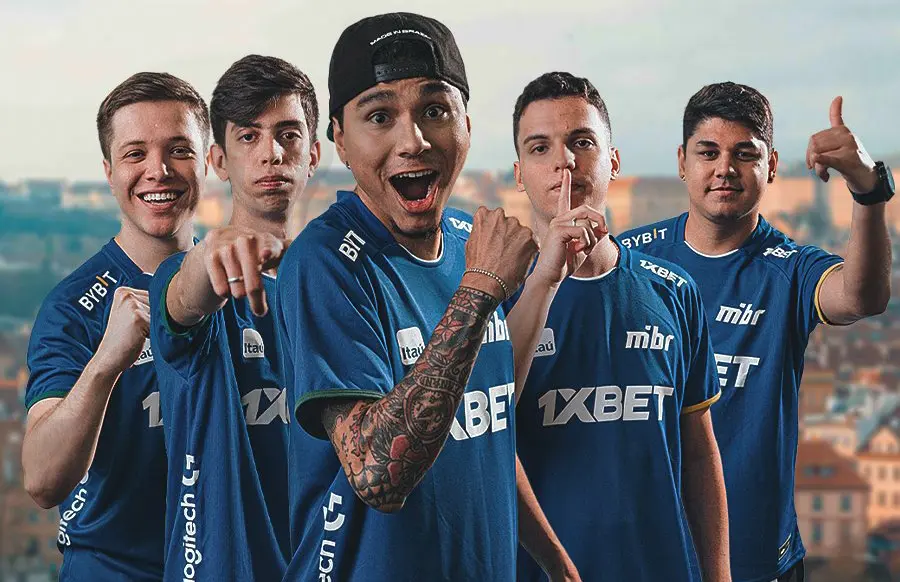 Jogadores da MIBR juntos comemorando