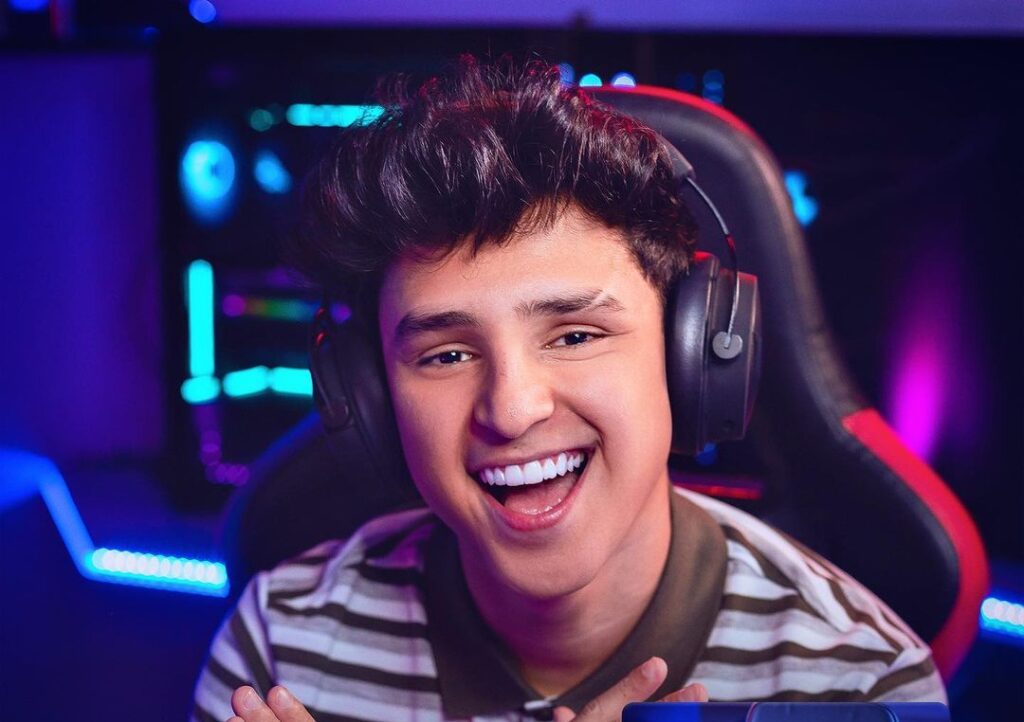 Nobru com headset em cadeira gamer