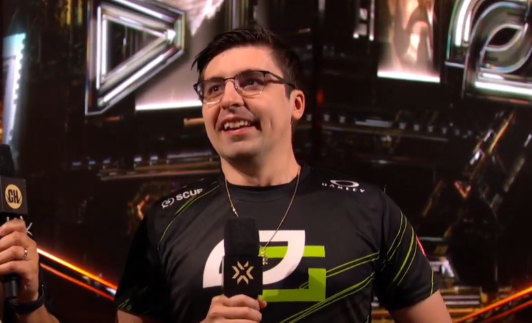 Jogador em entrevista no palco do mundial de VALORANT 2022