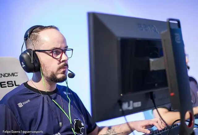 Spacca com headset jogando com camisa azul da FURIA