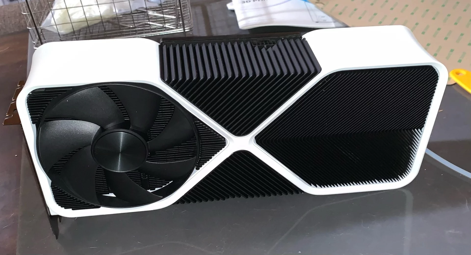 NVIDIA GeForce RTX 4080 Founders Edition aparece em visual clean