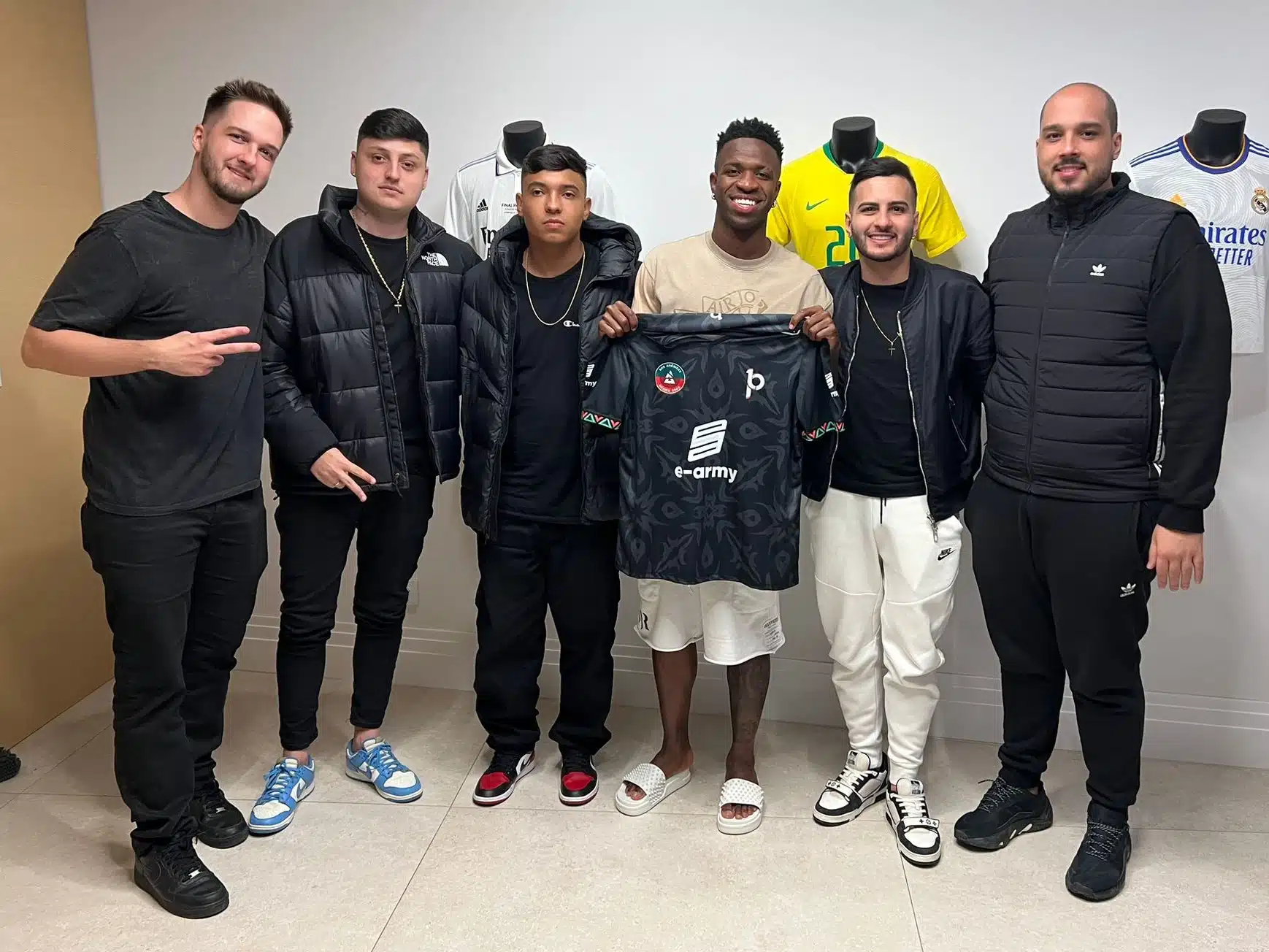 Vini Jr é presenteado com camisa de time de esports de Paquetá