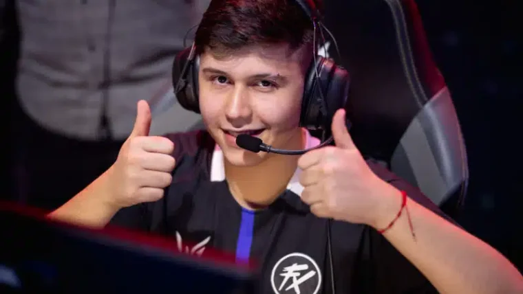 Fluxo revela bootcamp para o time de LoL em parceira com T1