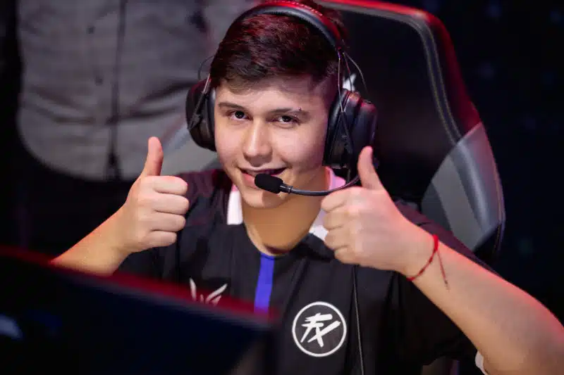 Fluxo revela bootcamp para o time de LoL em parceira com T1