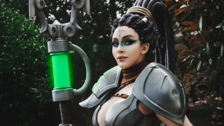 Artista mostra preparação para cosplay de Nidalee