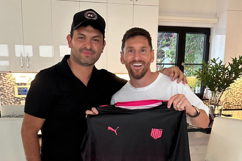 VALORANT: CEO da KRÜ presenteia Messi com camiseta do clube