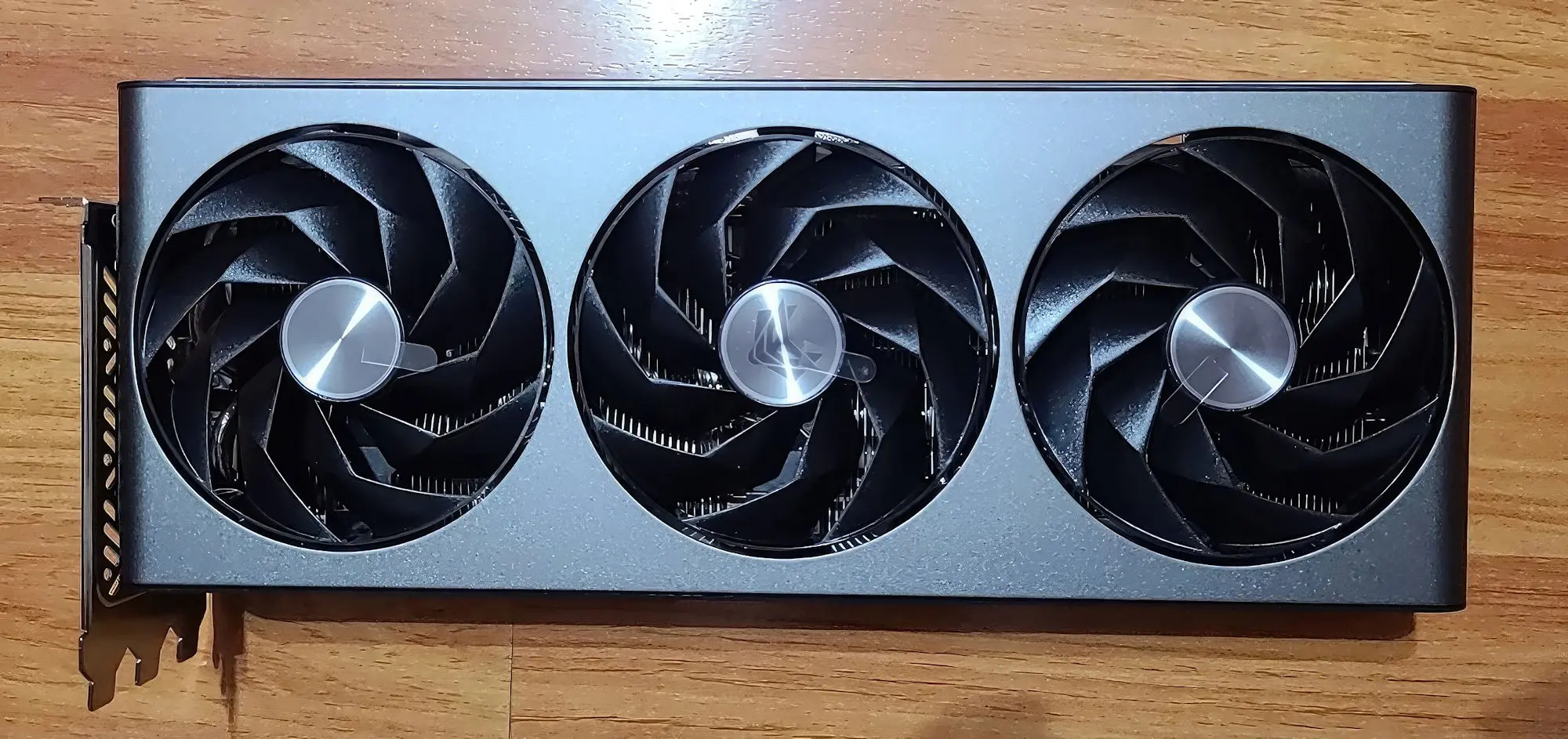Vazamentos revelam imagens da Sapphire NITRO Radeon RX 7900 GRE