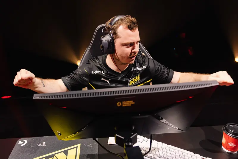 VALORANT Champions 2023: Riot Games penaliza NaVi por uso de snus por jogador