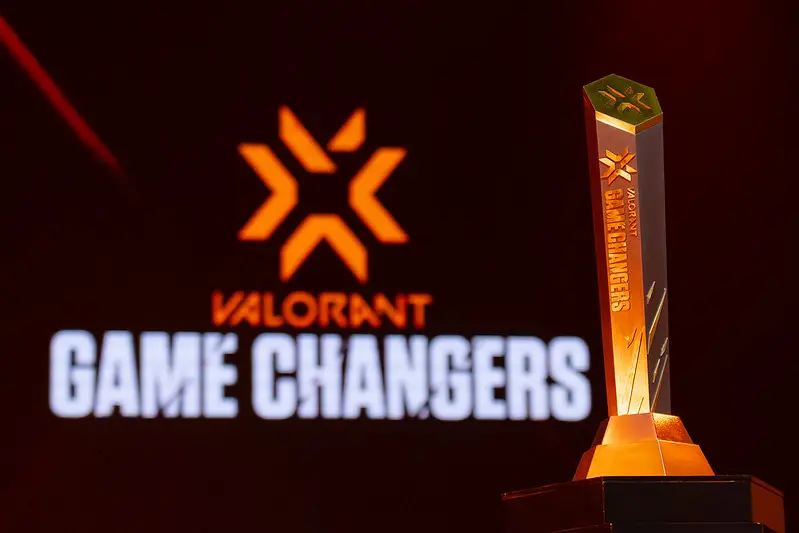Troféu de edição passada do VALORANT Game Changers, competição do cenário inclusivo de VALORANT.