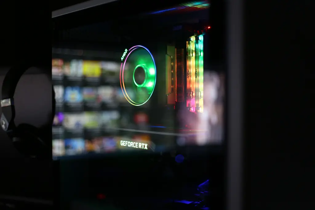 Ganinete com vidro na lateral e RGB iluminando as peças internas para mostrar as melhores placas de vídeo.