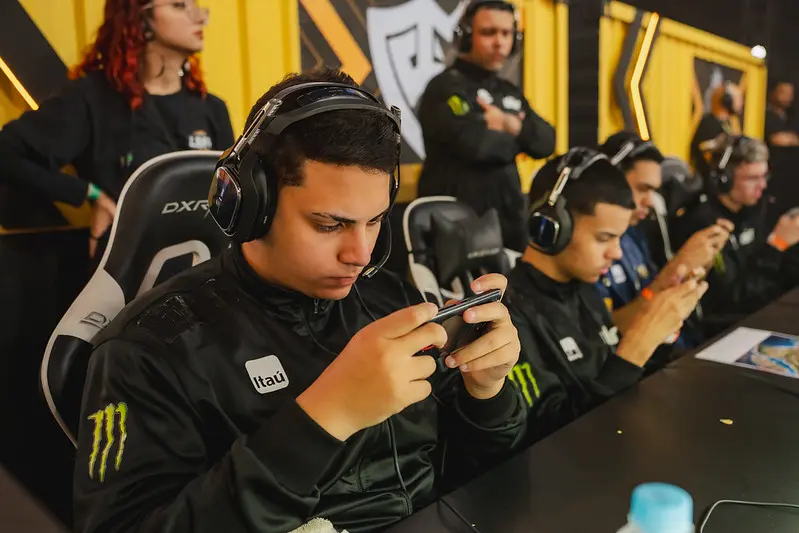 jogadores da team solid no palco da FFWS