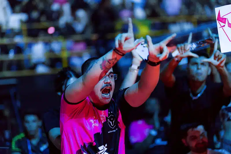 Paixão verde e amarela: A torcida brasileira no Six Invitational