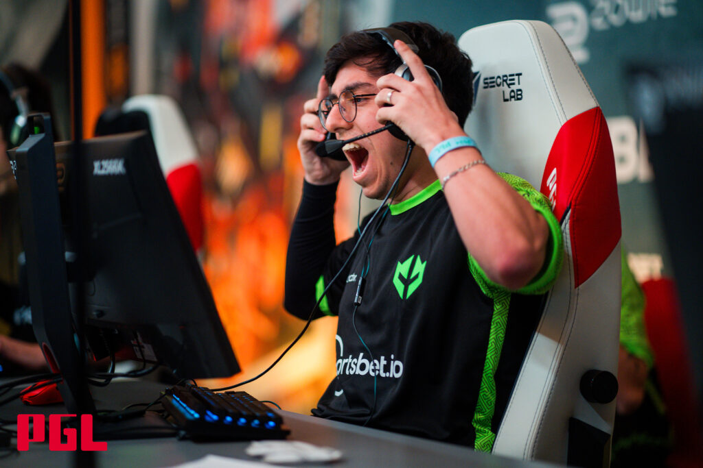 Lucas "decenty" Bacelar. jogador profissional de Counter-Strike (CS2) vestindo a camisa da Imperial.