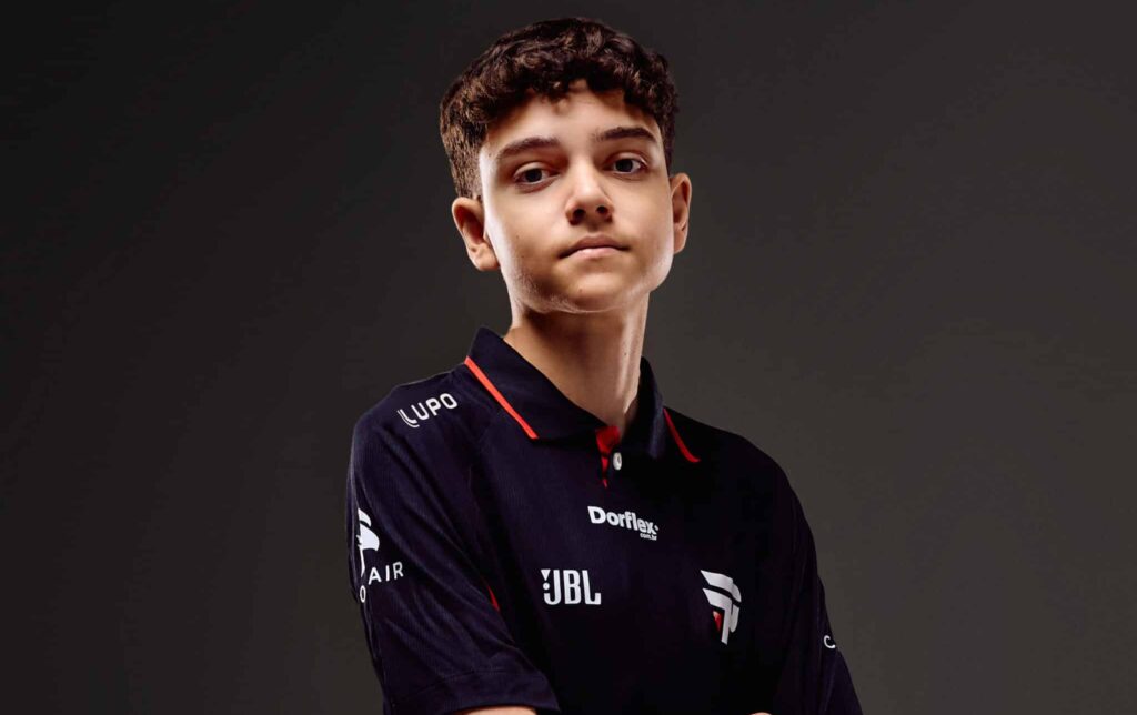jogador Snow da paiN posa para foto