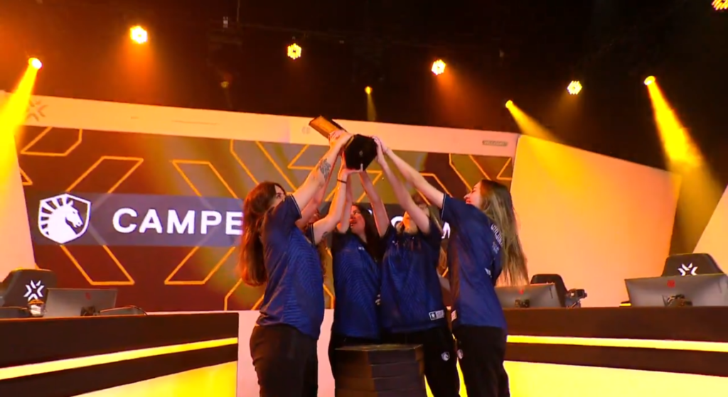jogadoras levantando o troféu após título do VALORANT