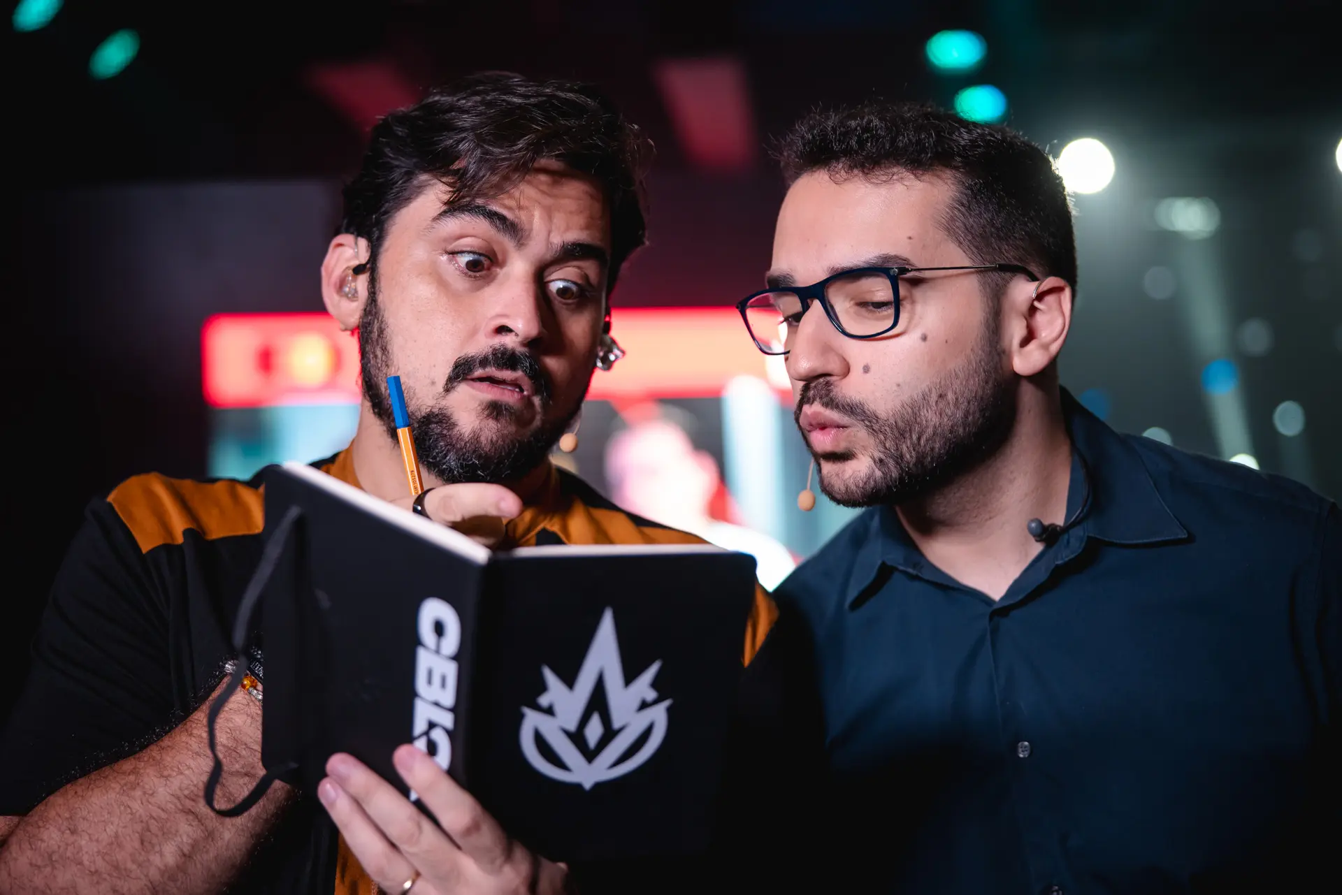 casters do CBLOL posando para foto
