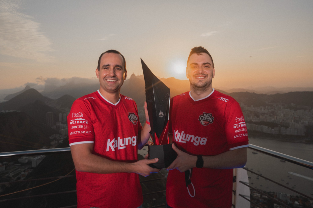 JP e Corradini da RED Canids posam para foto com troféu do CBLOL
