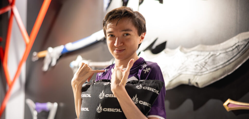 jogador Toucouille segurando um travesseiro no CBLOL