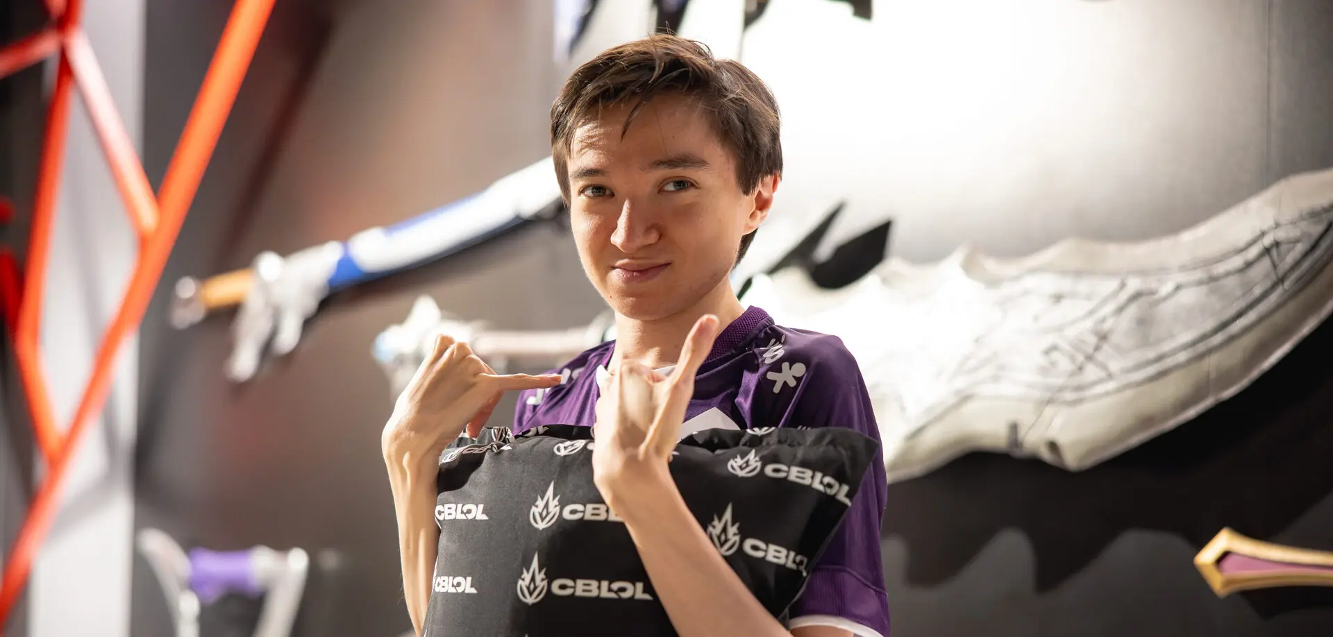 jogador Toucouille segurando um travesseiro no CBLOL