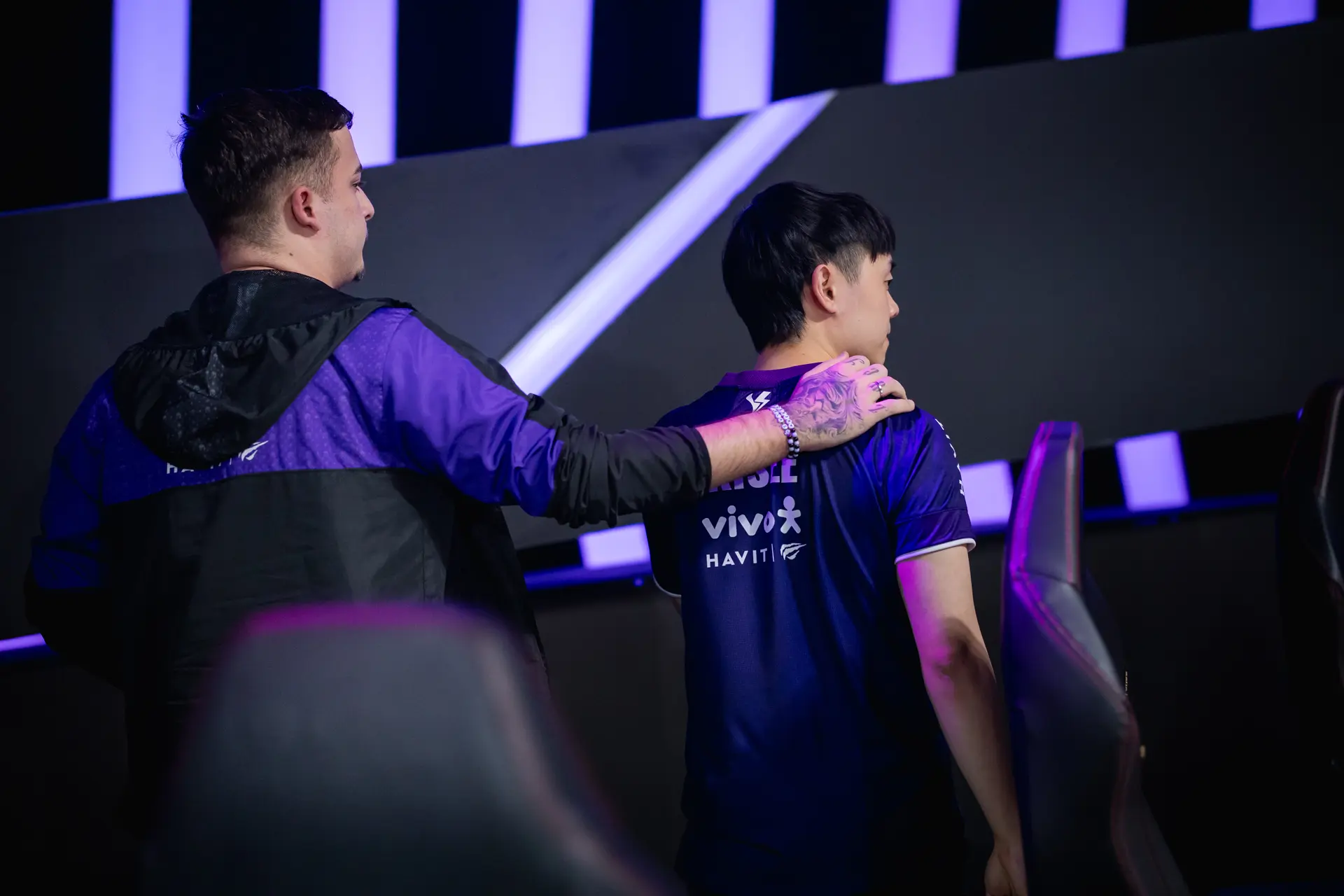 LoL: VKS sofre reverse sweep e é eliminada do Americas Challengers 1 Jogadores Telas e Kisee saindo do palco do Americas Challengers